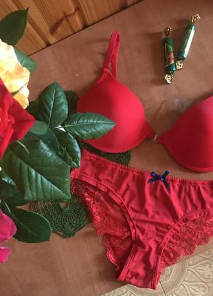 Червоний ліф для відкритої спини і трусики