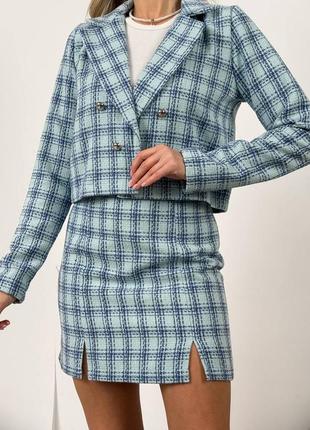 Твидовый костюм с принтом в клетку с укороченным пиджаком на пуговицах с воротником с мини-юбкой с разрезами8 фото