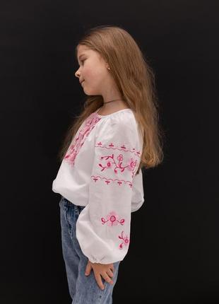 Современная рубашка вышиванка для девочки с розовым орнаментом2 фото