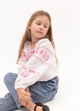 Современная рубашка вышиванка для девочки с розовым орнаментом4 фото