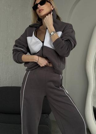 Незвичайний стильний жіночий теплий костюм на флісі комплект кофта на блискавці і широкі штани