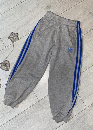 Спортивные штаны для мальчика с логотипом adidas