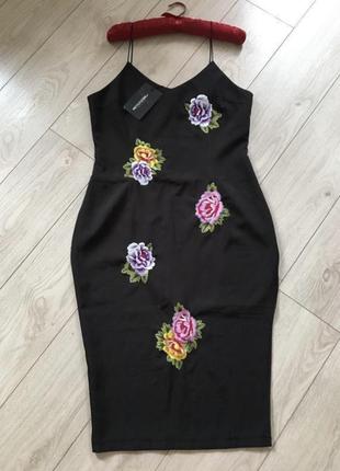 Сукня міді з вишивкою на бретелях квітковий принт плаття з розрізом