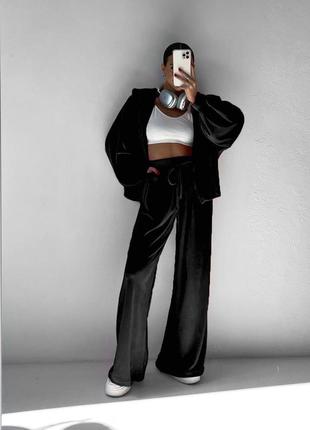 Стильный женский велюровый костюм с широкими брюками клеш