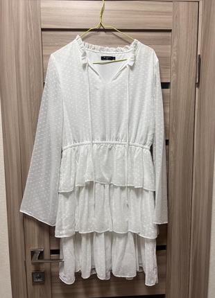 Ніжна жіночна сукня білого кольору