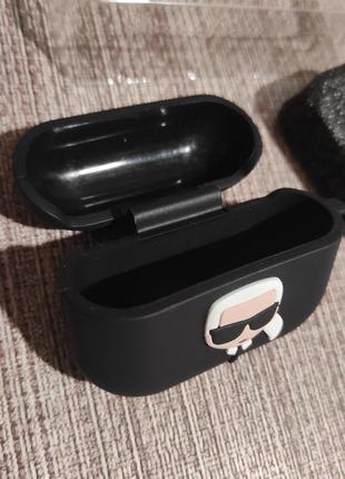 Чорний матовий чохол для навушників air pods від karl lagerfeld5 фото