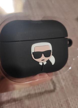 Чорний матовий чохол для навушників air pods від karl lagerfeld3 фото