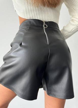 Женская юбка - шорти с эко кожи на замшевій чёрного цвета3 фото
