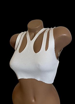 Топ вкорочений новий білий кроп топ в рубчик з вирізами на грудях