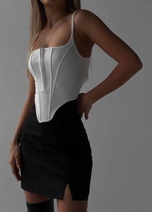 Женская, трендовая, юбка мини с небольшим разрезом сбоку7 фото