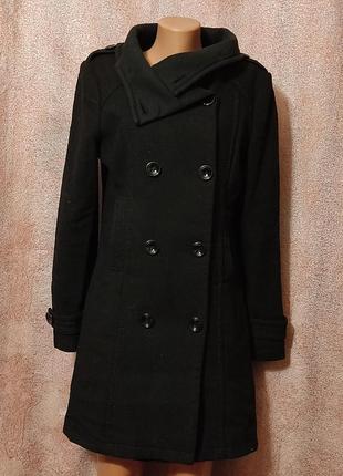 Стильное черное шерстяное пальто