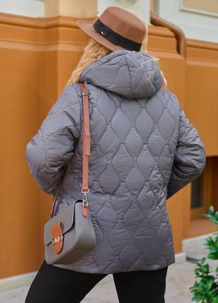 Стильна жіноча куртка на єврозиму з капюшоном4 фото