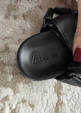 Чорні сандалі zara для дівчинки 24 літні босоніжки4 фото