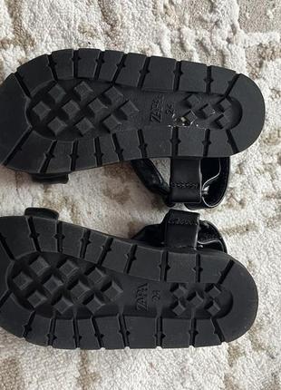 Чорні сандалі zara для дівчинки 24 літні босоніжки2 фото