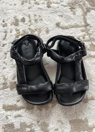 Черные сандалии zara для девочки 24 летние босоножки3 фото