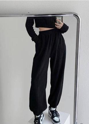 Спортивні жіночі штани джогери теплі на флісі оверсайз на високій посадці з кишенями якісні стильні базові чорні