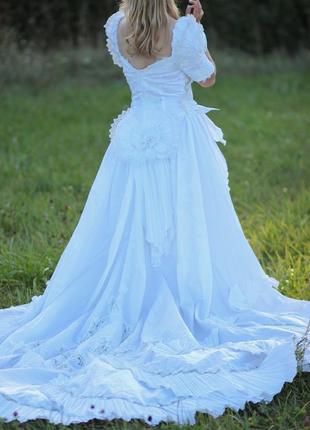 Дуже гарна біла сукня з довгим шлейфом (італія)1 фото