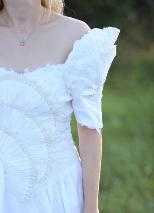Дуже гарна біла сукня з довгим шлейфом (італія)4 фото