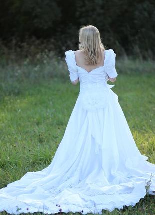 Дуже гарна біла сукня з довгим шлейфом (італія)6 фото