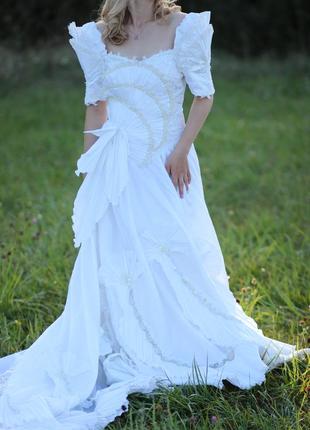 Дуже гарна біла сукня з довгим шлейфом (італія)8 фото