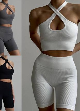 Костюм для тренировок кроп топ с перекрестными бретелями и велосипедки