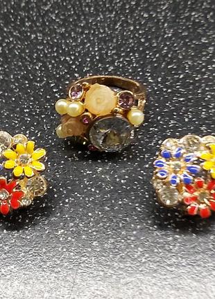 Яркий набор кольцо и серьги с камнями