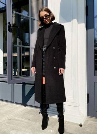 Женское демисезонное утепленное черное классическое пальто с поясом3 фото