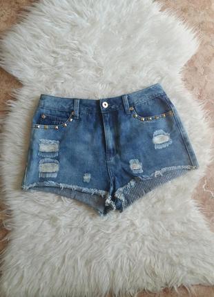 Джинсовые шорты с рваностями и потертостями