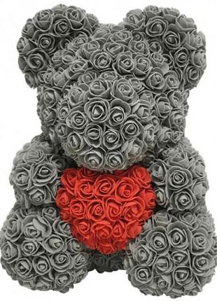 Ведмедик з троянд сірий з червоним серцем 35 см в подарунковій упаковці.1 фото