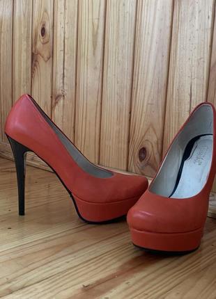 Красные кожаные туфли на каблуке3 фото