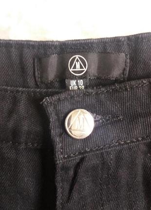 Черные джинсовые шорты с высокой посадкой и актуальным необработанным краем3 фото