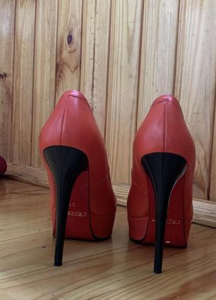 Красные кожаные туфли на каблуке2 фото