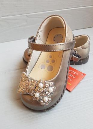 Серебряные лаковые туфли балетки для девочки с супинатором3 фото
