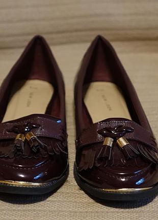 Стильные фирменные тассел-лоферы  темно-бордового цвета new look англия 42 р.