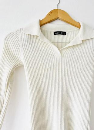 Базовый свитер в рубчик, молочного цвета с воротничком1 фото