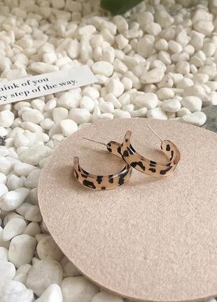 Пластик кульчики серьги сережки леопардовий принт ретро бежеві кольца