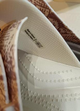 crocs aper brooklyn snake buckle low шлепанцы на платформе крокс.6 фото