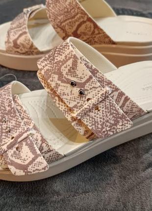 crocs aper brooklyn snake buckle low шлепанцы на платформе крокс.7 фото