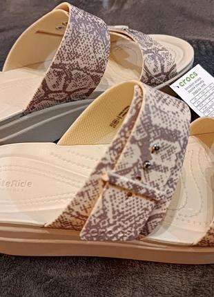 crocs aper brooklyn snake buckle low шлепанцы на платформе крокс.9 фото