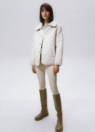 Жіноча стильна стьобана куртка з хутряним коміром2 фото