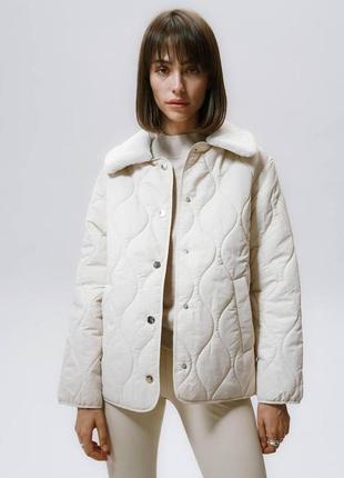 Жіноча стильна стьобана куртка з хутряним коміром1 фото