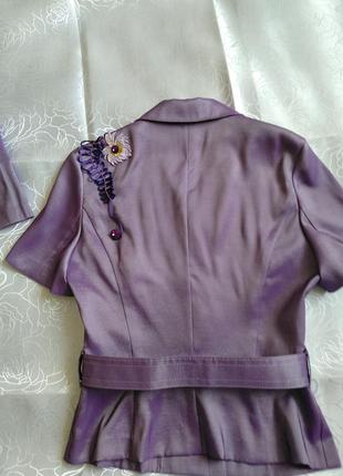 Красивый женский костюм в комплекте: блуза, юбка, ремень.7 фото