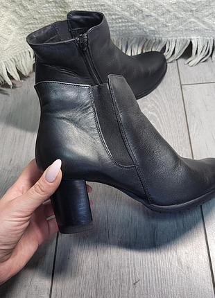 Короткі чоботи весна р.37 чорні на каблуку