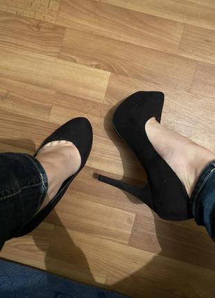 Чорні замшеві туфлі