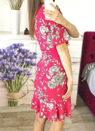 Малиновое платье в цветы с рюшей2 фото
