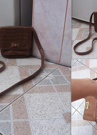 Коричневая  сумка , есть нюанс незначительный(немного потемнела фурнитура)