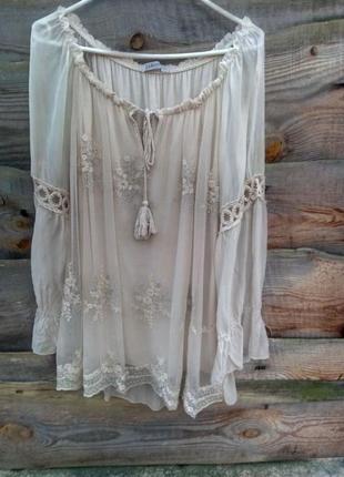 Пудровая блузка с вишней
