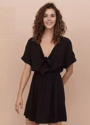 Легка чорна міні сукня з завʼязкою вузлом глибоке декольте трикутний v виріз h&m