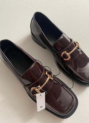 Лаковые/лак бордовые/марсала лоферы/туфли с пряжкой h&m