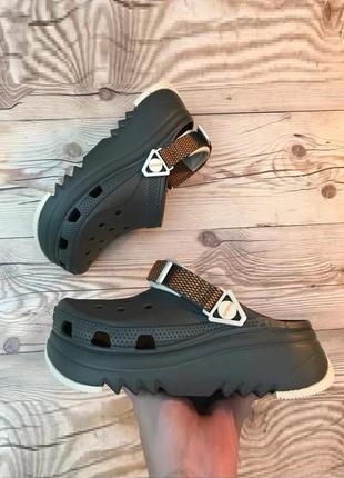 Крокс классик клог платформа оливковые crocs classic hiker clog dusty olive